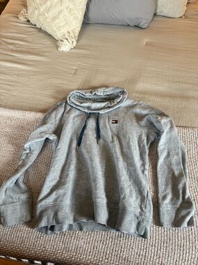 Tommy Hilfiger Light Gray Hoodie with Navy Accents